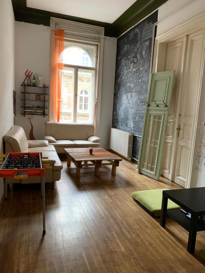 Black Dog Hostel Βουδαπέστη Εξωτερικό φωτογραφία